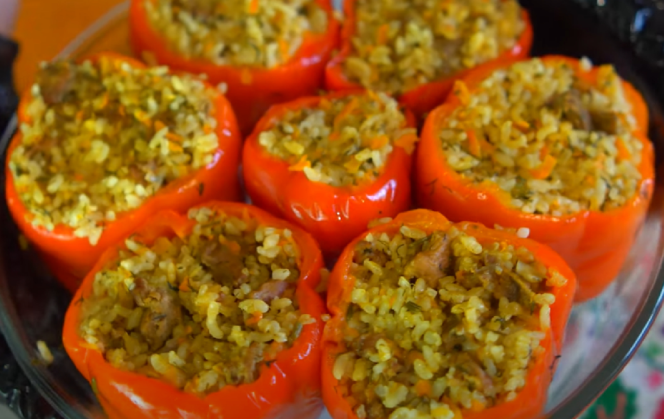 Фаршированный перец с тушенкой, рисом и вишнями: три рецепта для вкусного ужина